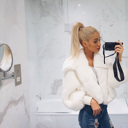 Pia Mia Perez tar en selfie i badrummet. Pia Mia Perez tar en selfie i badrummet.